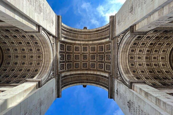 Arc de Triomphe in Paris Walking Tour with Audioguide (no ticket)