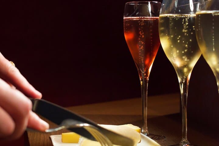 Paris 3 Champagnes and 3 Cheeses Tasting in a Royal Cellar