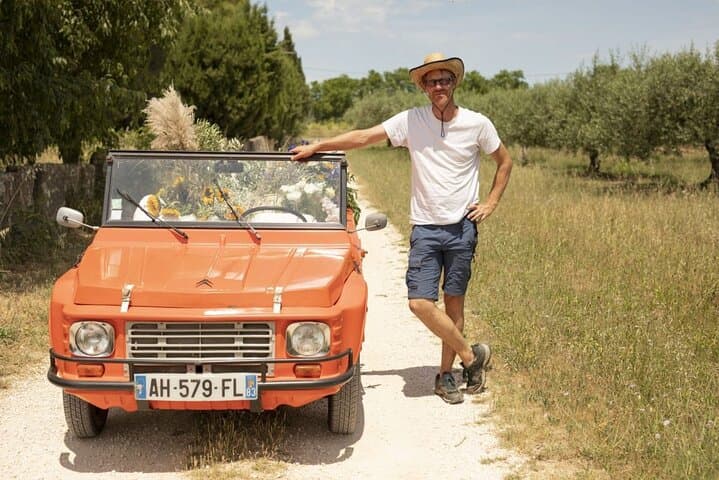 Discover La Provence, with a self driving vintage car.