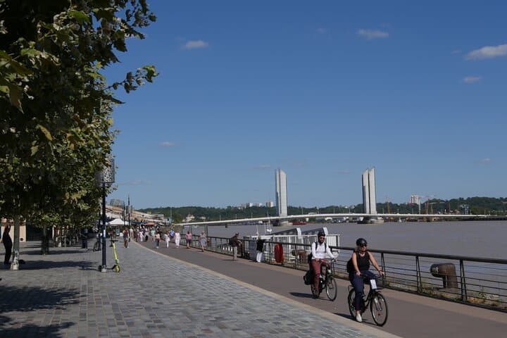 2 hours - Bordeaux Private tour with a native guide