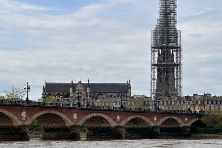 2 hours - Bordeaux Private tour with a native guide