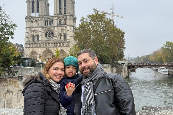Paris Private Vehicle Tour with Driver-Guide in Spanish
