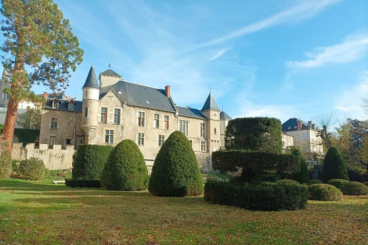 Vichy private guided tour with your professional tour guide !