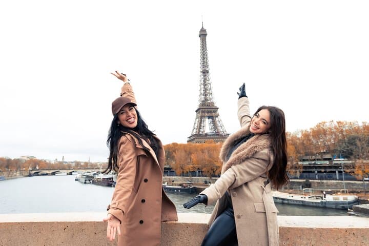 Private Professional Photoshoot near the Eiffel Tower in Paris