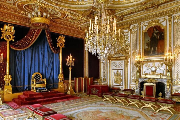 (c) chóteau de Fontainebleau