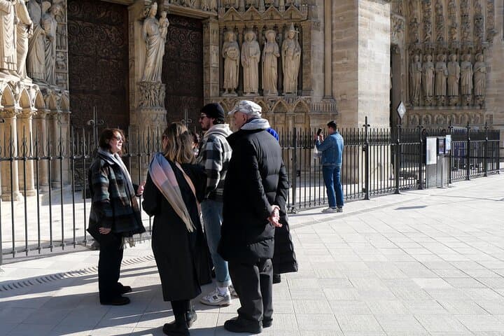Paris Notre-Dame Cathedral Inside Guided Tour plus Neighborhood