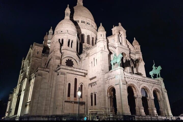 Experience Guided Montmartre and Paris City tour
