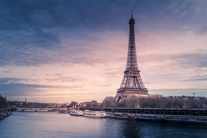 Paris: Digital Tour with No Guide – Use Your Phone to Explore