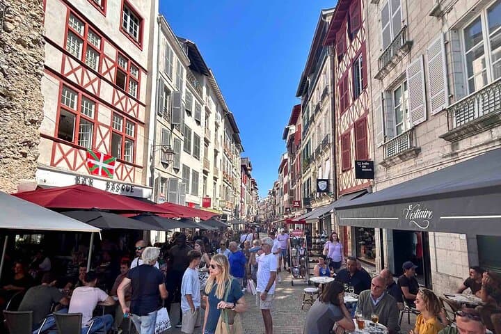 Biarritz: Visit Bayonne & Espelette Private Tour