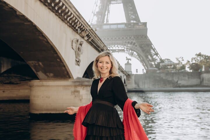 Paris Solo Traveler Photoshoot With A Top Rated Photographer