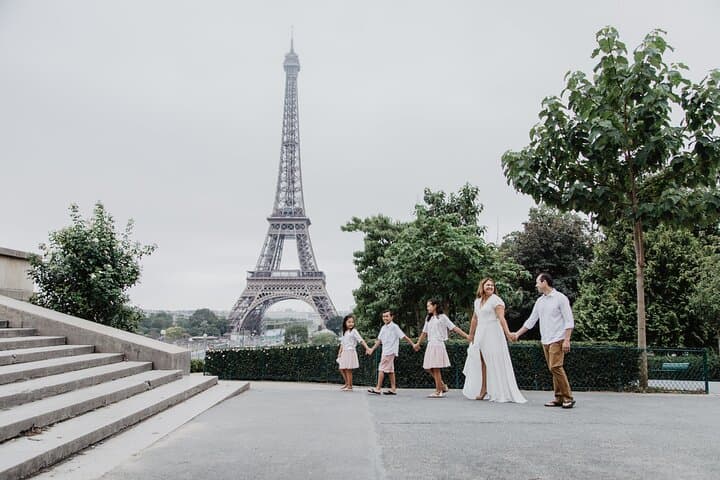 Private Group Photoshoot with Local Photographer in Paris