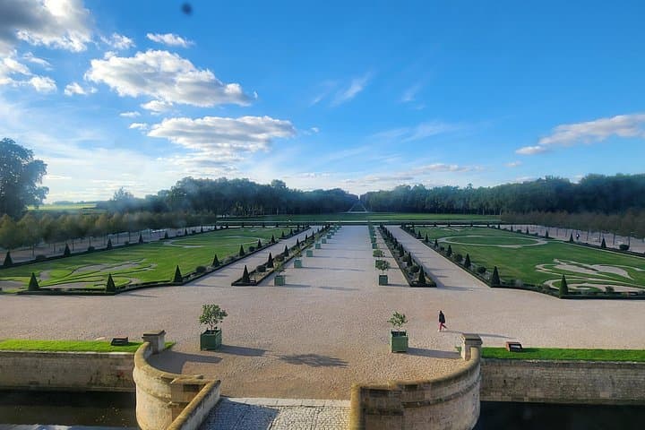 Loire Valley Castles with Wine Tasting daytrip from Paris