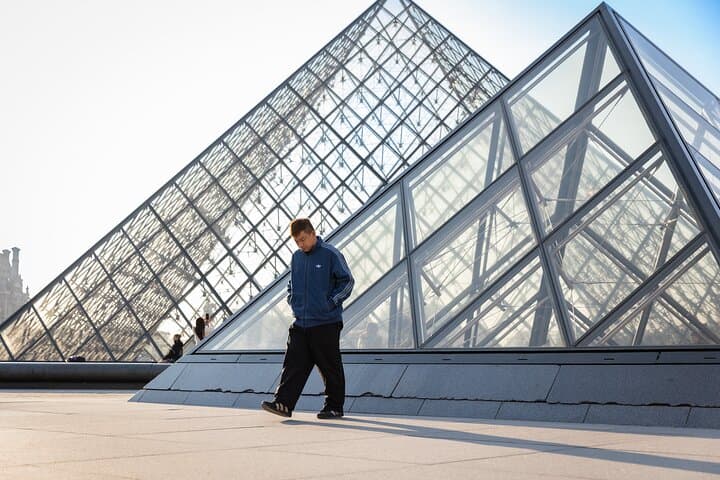 Paris: Premium photoshoot around Louvre