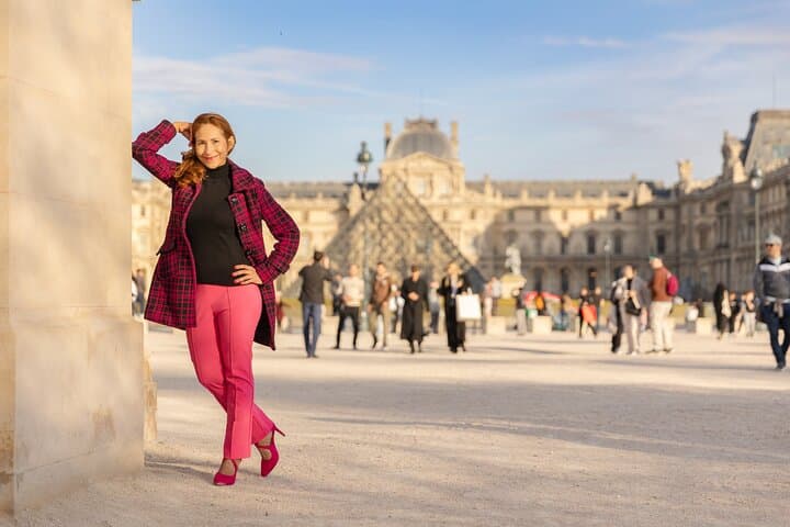 Paris: Premium photoshoot around Louvre