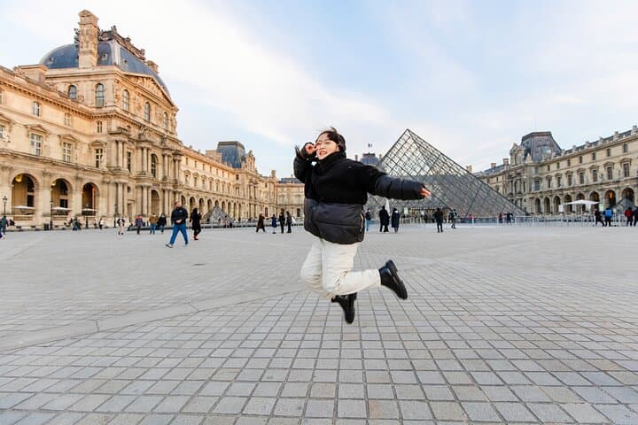 Paris: Premium photoshoot around Louvre