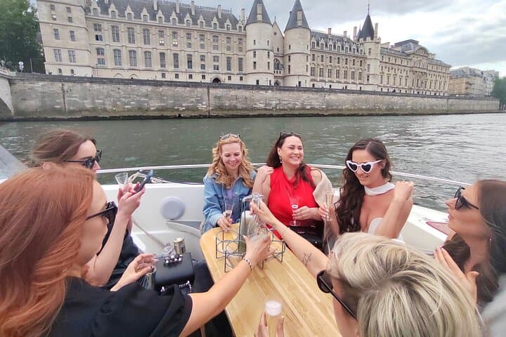 Your Private boat Captain Guide Explore Historical Paris