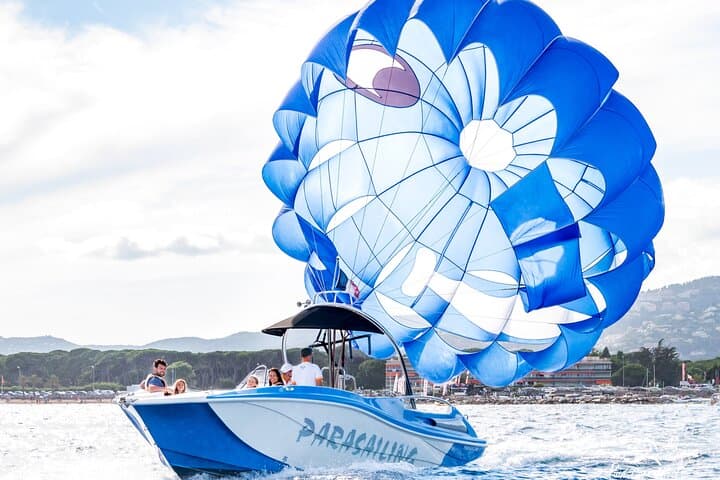 Flight EN Parachute Ascent DE la Baie de Cannes