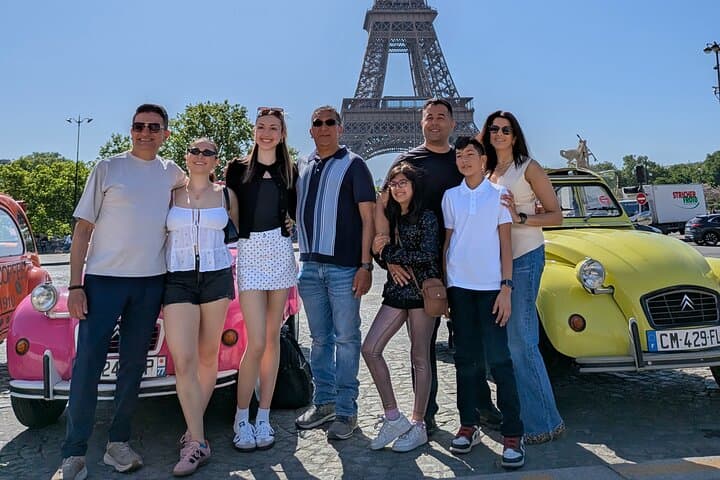 Photo de famille devant la tour Eiffel