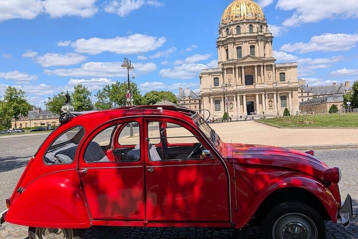 Citroën 2cv rouge devant les Invalides