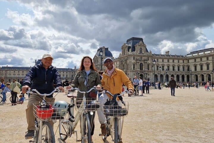 Explore Paris with A Comfortable Bike Tour Ride
