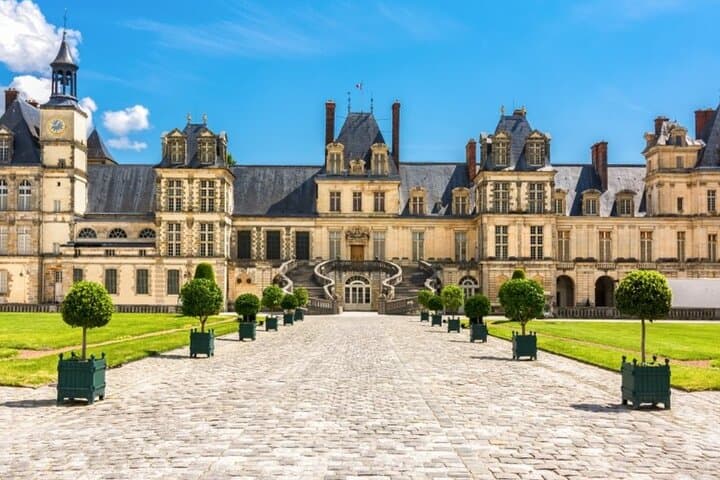 A royal day in Fontainebleau and Vaux le Viscount in Van VIP