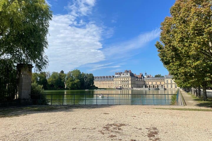 A royal day in Fontainebleau and Vaux le Viscount in Van VIP