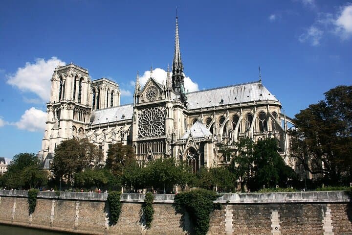 Paris Kids Quest: Family Walking Adventure