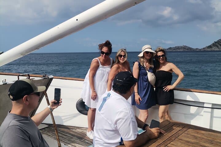 Discovery of the coves of the Blue Coast by boat