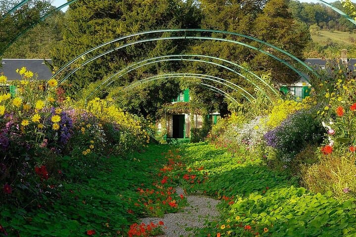Private getaway in Giverny 8h Van Vip Departure Paris