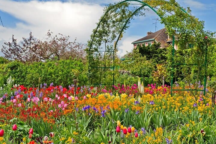 Private getaway in Giverny 8h Van Vip Departure Paris