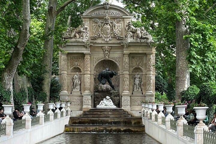Tour of Panthéon and Luxembourg Gardens in Paris (Private)