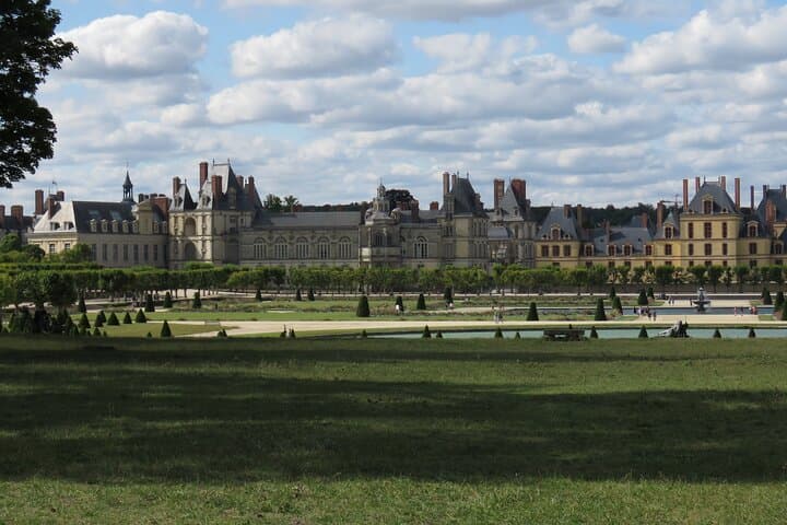 Fontainebleau Palace & Town Day Tour from Paris – 8 hrs (Private)