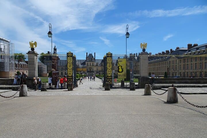 Fontainebleau Palace & Town Day Tour from Paris – 8 hrs (Private)