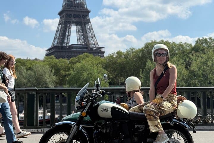 Sidecar Motorcycle tour in Paris with Driver