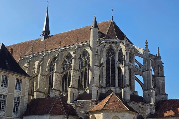 Chartres walk of Cathedral Churches and World War Heros with App