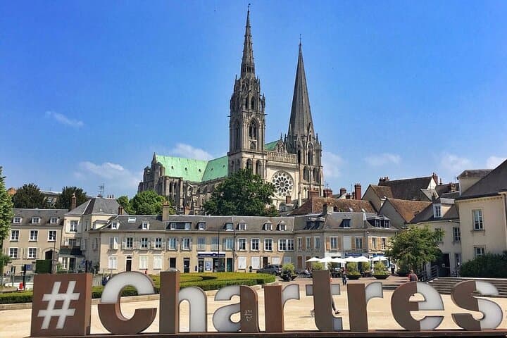 Chartres walk of Cathedral Churches and World War Heros with App