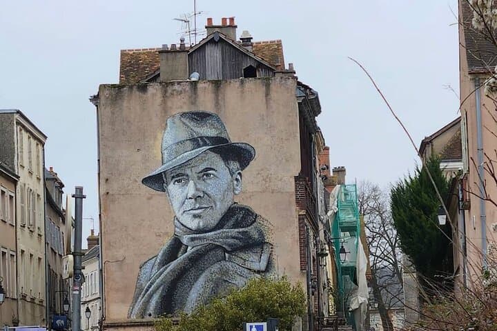 Chartres walk of Cathedral Churches and World War Heros with App