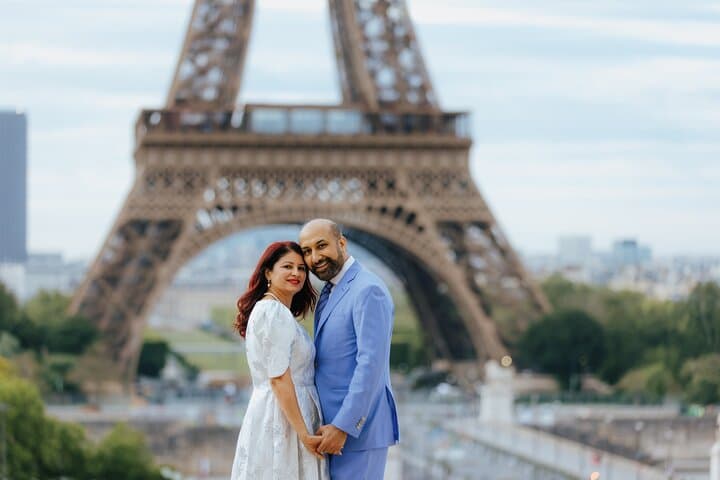 Couple's photoshoot by our local photographer in Paris
