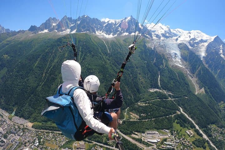 Flight EN Paragliding in front of Mont Blanc