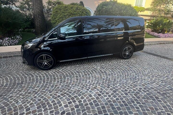 One Way Transfer from Railways Station to Hotel in Paris 3-6 p