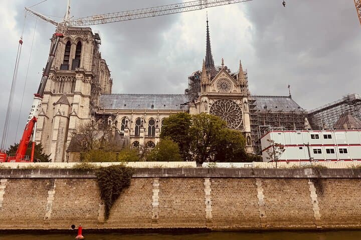 Private Notre Dame Outdoor Tour with Crypt Entry/Sainte Chapelle