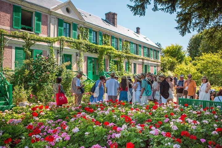 Giverny & Versailles Audio Guided Day Trip with Lunch from Paris