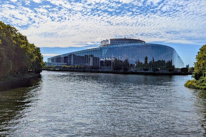 The European Parliament, the beating heart DE the European Union, is named DE Louise Weiss, dean DE MEPs, whose life DE journalist and politician echoes through the corridors of power.
