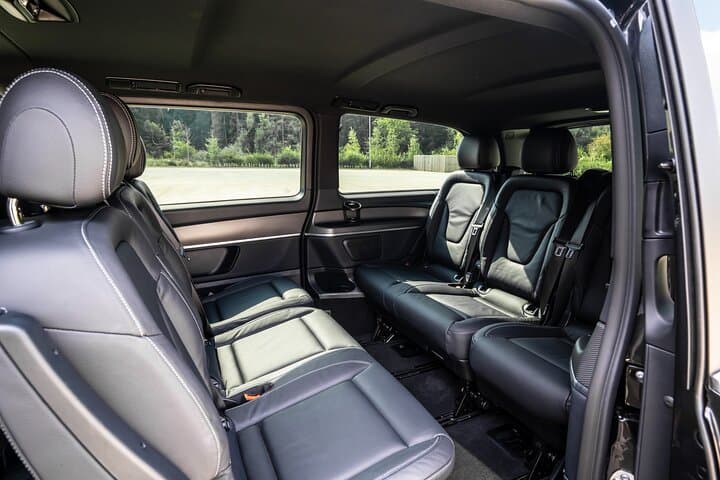 Paris Private City Transfer Service with Sightseeing Experience