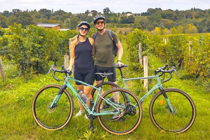 Bordeaux Monuments, Vineyards & winery stop Gravel Bike Tour