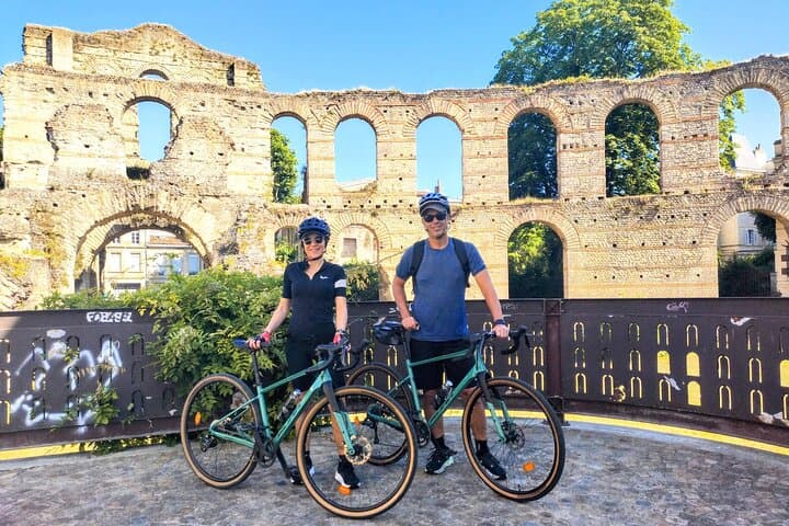 Bordeaux Monuments, Vineyards & winery stop Gravel Bike Tour