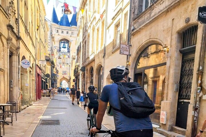 Bordeaux Monuments, Vineyards & winery stop Gravel Bike Tour