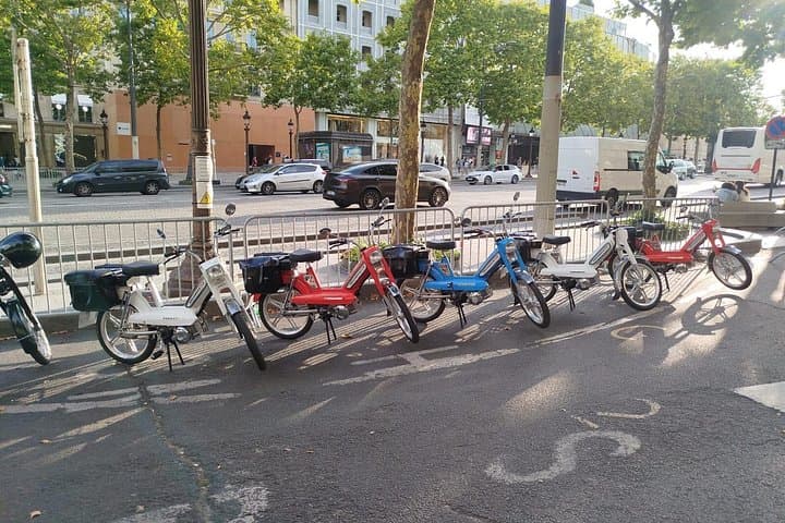 Paris Guided tour in Peugeot 103 electric moped