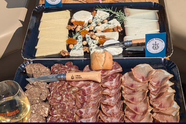 "Enjoy a platter of earth with local cold cuts and PDO cheeses on your Camargue boat ride. Relaxation and gastronomy at the rendezvous!"