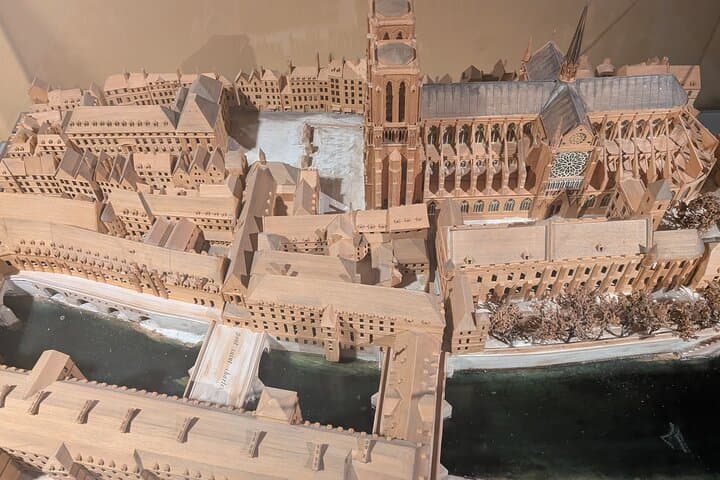 Amazing guided Notre dame and Ile de la cité tour with crypt